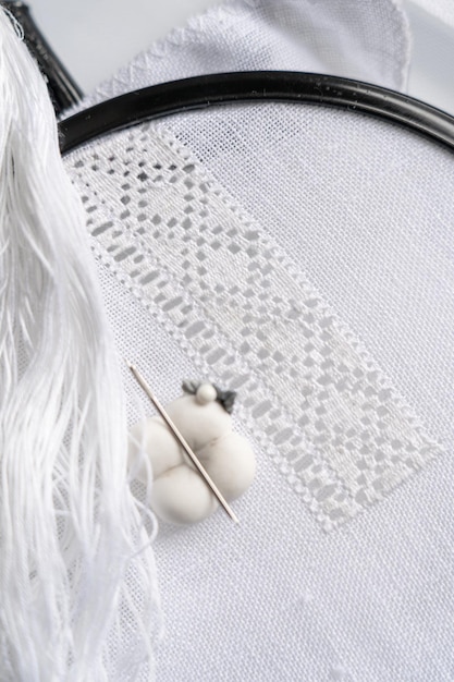 Detaliu cusătură florală